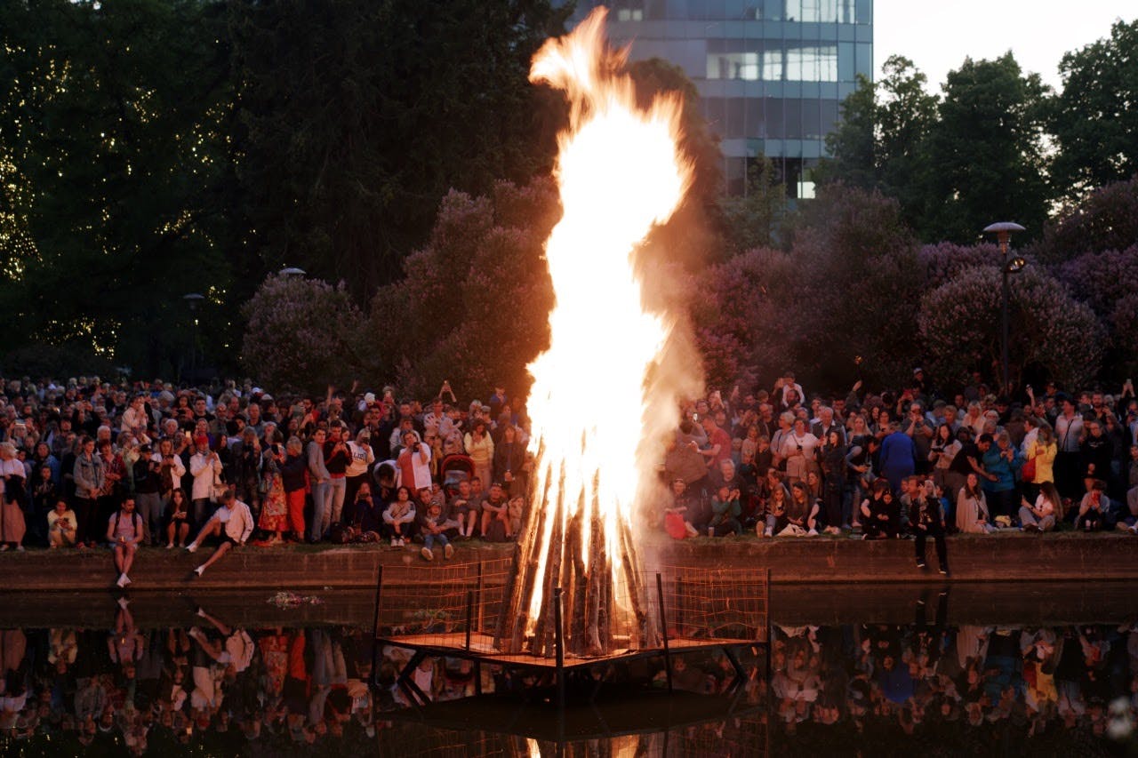 Head jaanipäeva! 23 June 2022 is the celebration of Midsummer's eve. People are gathering near the bonfire with friends and family. This event was located in Šnelli park, Tallinn.