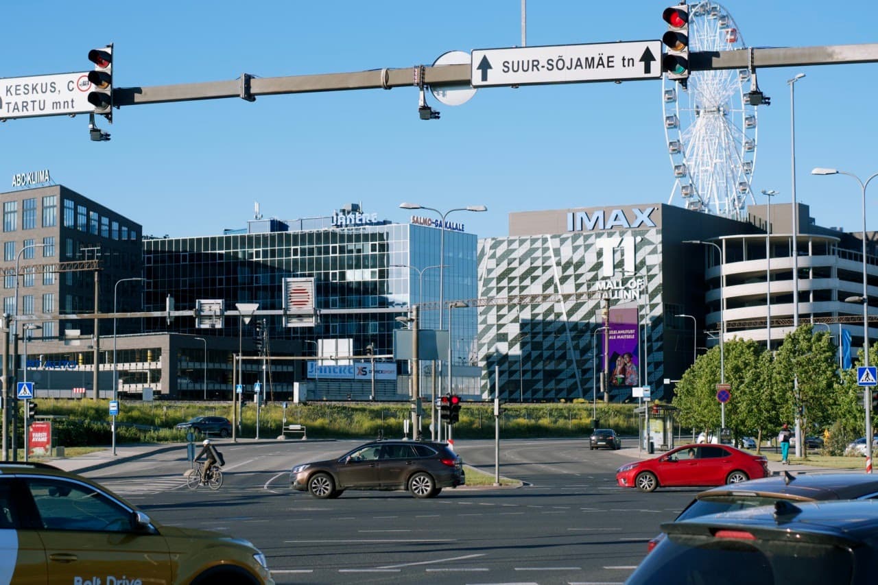 An intersection near Skywheel of Tallinn. The ferris wheel is located in T1 mall of Tallinn.